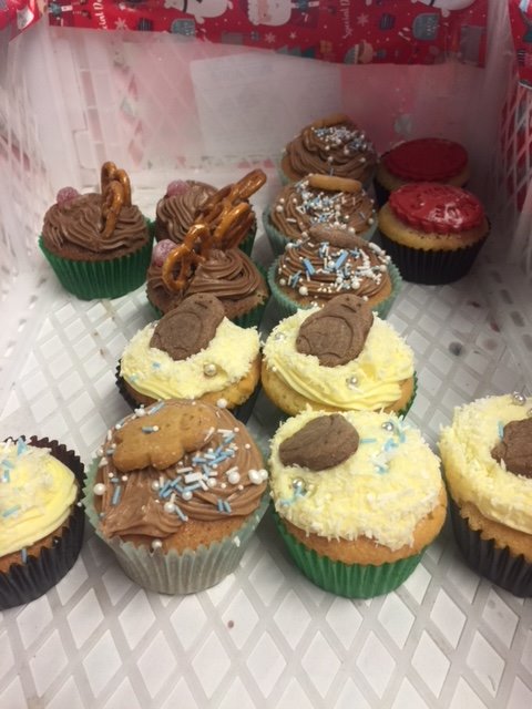 DockLeics's tweet image. Homemade Christmas cakes from one of our amazing tenants! We feel so lucky to have amazing people like this in our building! #MerryChristmas #workspacecommunity #Christmascakes