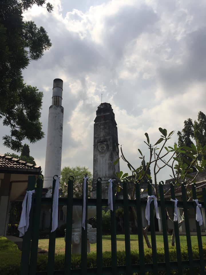 sunandadesh's tweet photo. #SriLanka 
This morning, a group of Anglican, Catholic &amp; Methodist priests tied white clothes outside crematorium @ Borella cemetery (where 20days child was burnt against parents wishes) to #StopForcedCremations in #lka (tx 2 @rukitweets  FB) #WhiteClothProtest https://t.co/OTOTyyPHP4