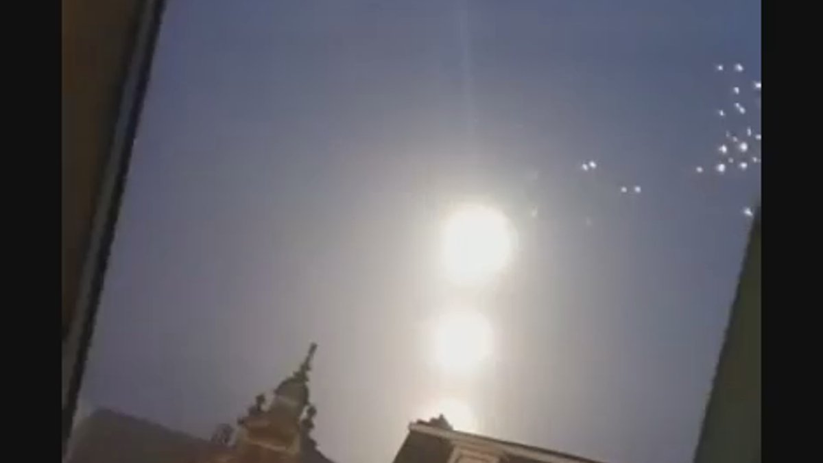 GiavedoniEric's tweet photo. 3 Glowing #Orbs Floating in The Sky, Resembled 3 #Suns, #Antwerp #Belgium Dec 16, 2020
https://t.co/Ij9pZ6OzdX
#elonmusk #ะะะ #asteroid #ouragan #hurricane #MARS2020 #NASA #FoxNews #BBCNews #NASAspitzer #LeHuffPost #9NEWS #HISTORY #CNN #HistoryBlueBook #BarackObama #DonaldJTrump https://t.co/qSFsb9voHH