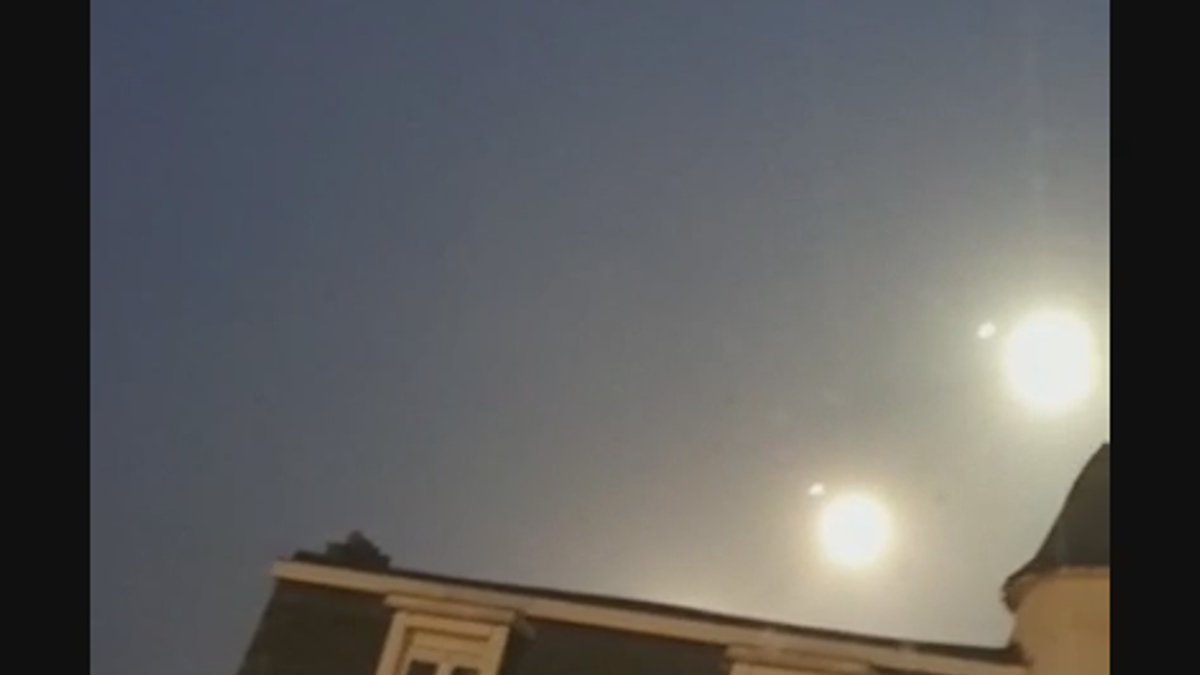 GiavedoniEric's tweet photo. 3 Glowing #Orbs Floating in The Sky, Resembled 3 #Suns, #Antwerp #Belgium Dec 16, 2020
https://t.co/Ij9pZ6OzdX
#elonmusk #ะะะ #asteroid #ouragan #hurricane #MARS2020 #NASA #FoxNews #BBCNews #NASAspitzer #LeHuffPost #9NEWS #HISTORY #CNN #HistoryBlueBook #BarackObama #DonaldJTrump https://t.co/qSFsb9voHH