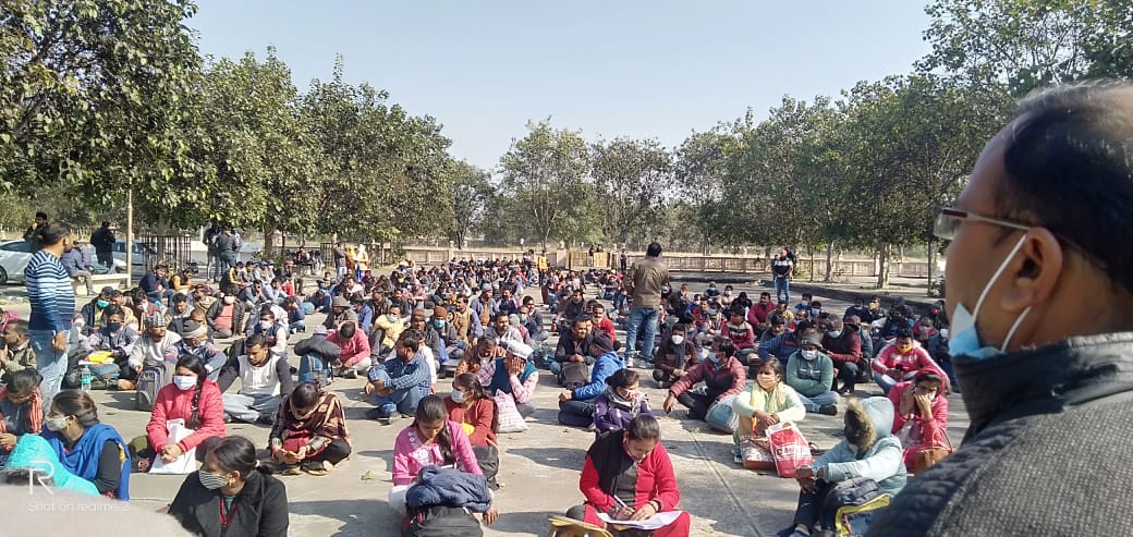shivanigandhi25's tweet photo. #69000_शिक्षक_भर्ती में #MRC पीड़ित छात्रों का इको गार्डन लखनऊ में धरने का आज तीसरा दिन, अभ्यर्थियों की मांग है कि, MRC को जिला आवंटन में न लगा कर मेरिट निर्धारण में लगाने से जिन आरक्षित वर्ग के अभ्यर्थियों का अहित हुआ है उनको न्याय दिया जाएl
#ओबीसी_एससी_माँगे_न्याय_योगीजी_69k https://t.co/7UNJqcRbmM