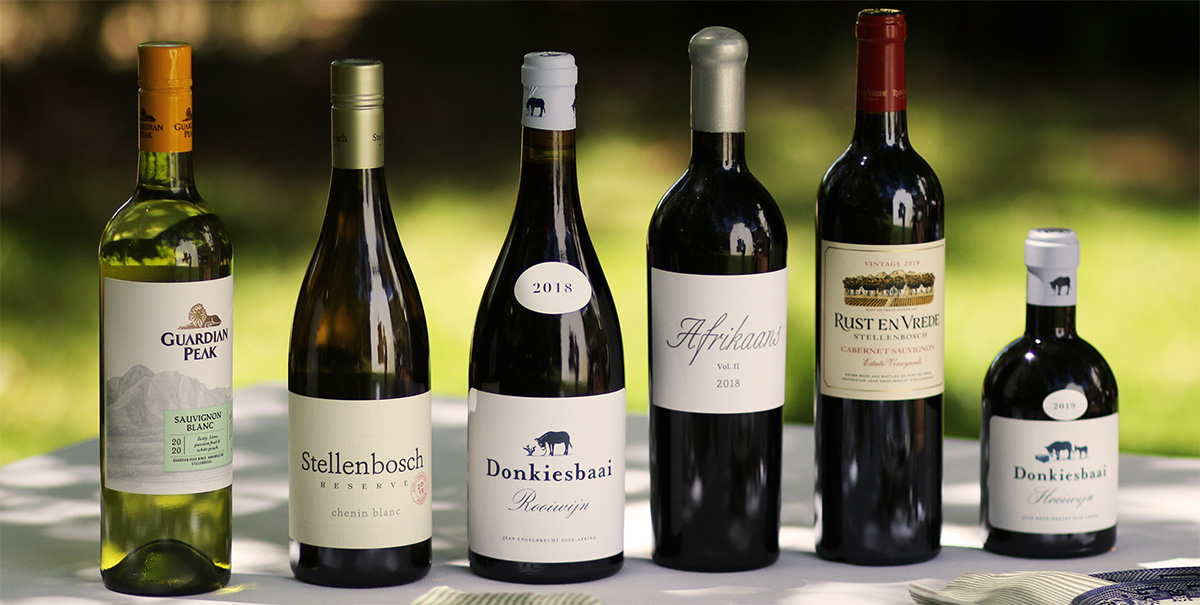 Celebrate Christmas with panache! Donkiesbaai Rooiwijn and Hooiwijn are included in the Stellenbosch Festive Collection, along with four other scrumptious wines. Included is a 3-course Recipe Book, designed by Chef Fabio Daniel. Get yours for R995 here: bit.ly/3amyk4a