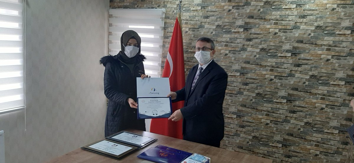 Akorenmem's tweet photo. Öğretmenimiz S. Tuğçe KAĞIZMAN ve Latife SAATCİ, yaptığı projeler ile eTwinning Ulusal Kalite Etiketi ödülü aldılar. Öğretmenlerimize  ayrıca "Eğitimin Pin Kodu" isimli eser hediye edildi.
@ziyaselcuk
@Necati1965
@SeyitAliBuyuk 
@servetal61 
@OkanTekkalan
@tugcekgzmn
@LatifeStc https://t.co/HLbP60B1F9