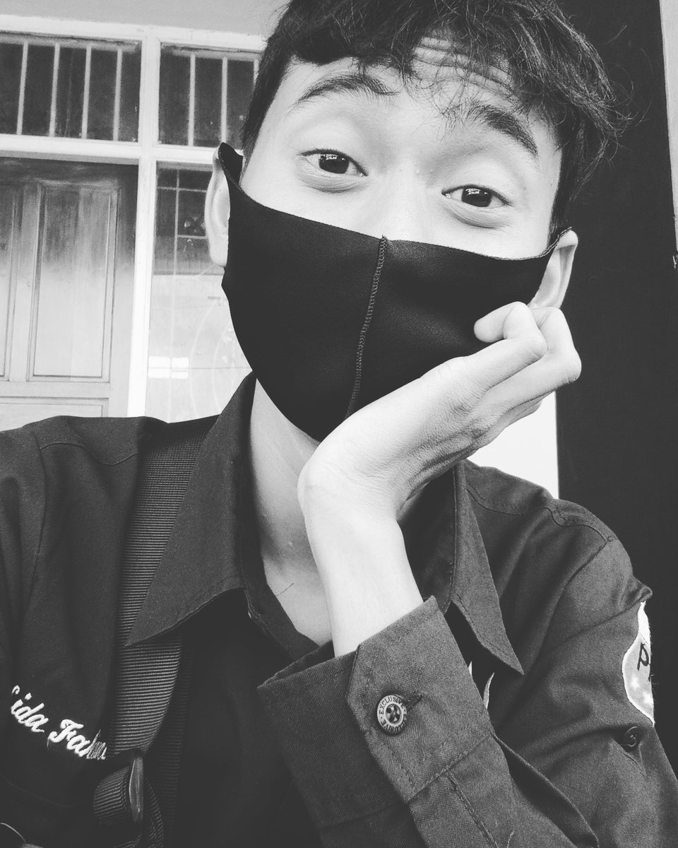 MSyifaaul's tweet photo. Merubah segala prilaku semenjak pandemi seperti halnya wajib memakai masker saat diluar rumah
#diktimengajardarirumah 
#diktidutaedukasiperubahanperilaku https://t.co/iuLGLce1Of