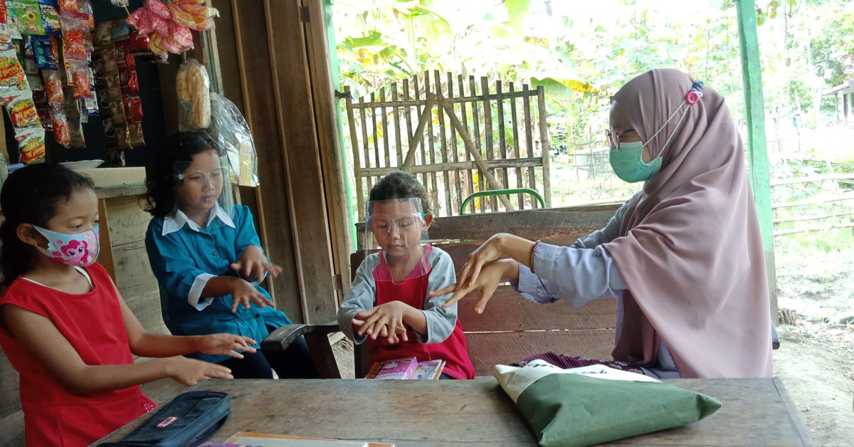 Hazahnadia1's tweet photo. Memakai masker, mencuci tangan, menjaga jarak dimanapun dan kapanpun.
#DiktiMengajarDariRumah
#DiktiDutaEdukasiPerubahanPerilaku https://t.co/M8VG9zoumc