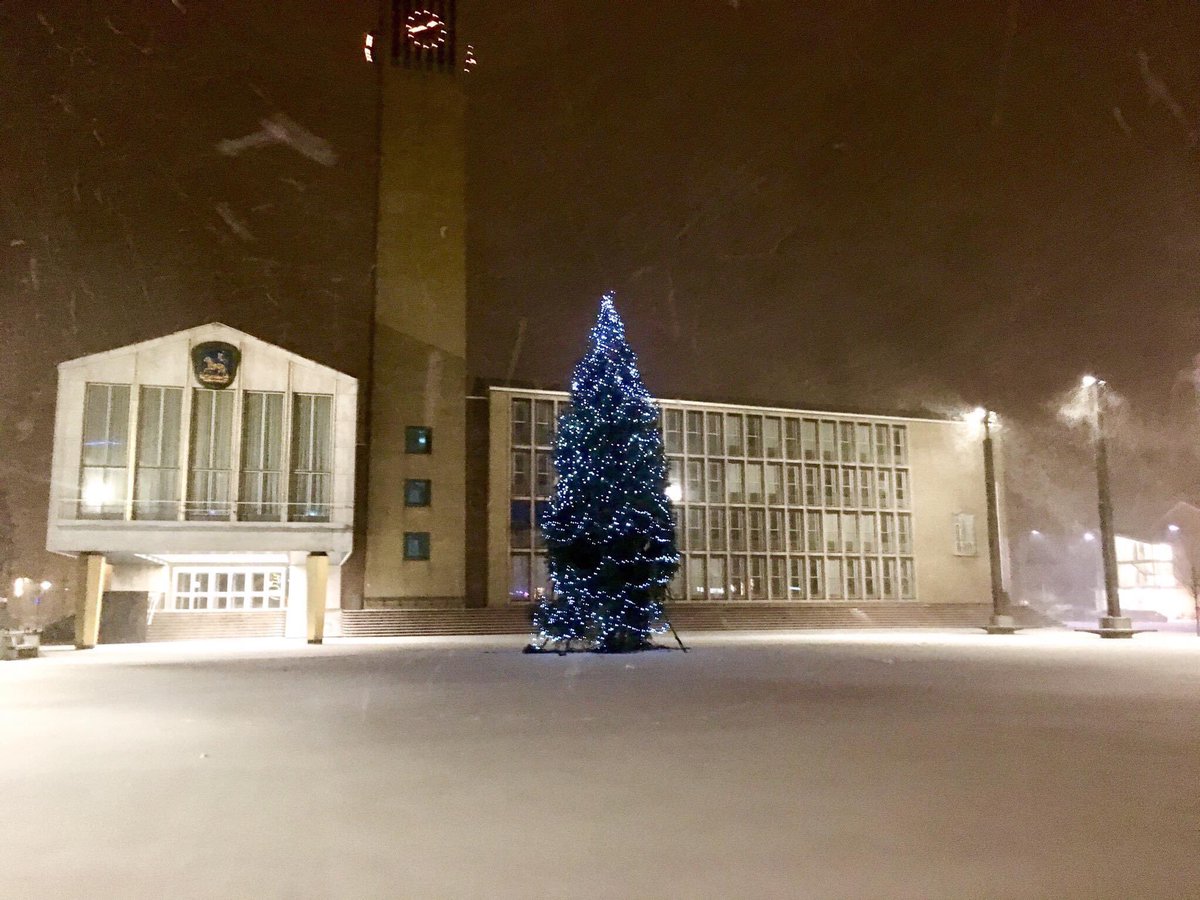 stephencassidy's tweet photo. Vandaag drie jaar geleden. Dit foto heb ik om 01:42 gemaakt. Niemand heeft op de sneeuw gelopen. Het gemeente heeft mij toen gevraagd of ze deze foto in het archief mogen plaatsen:) #IJmuiden #GemVelsen https://t.co/SSk2I0Csi8