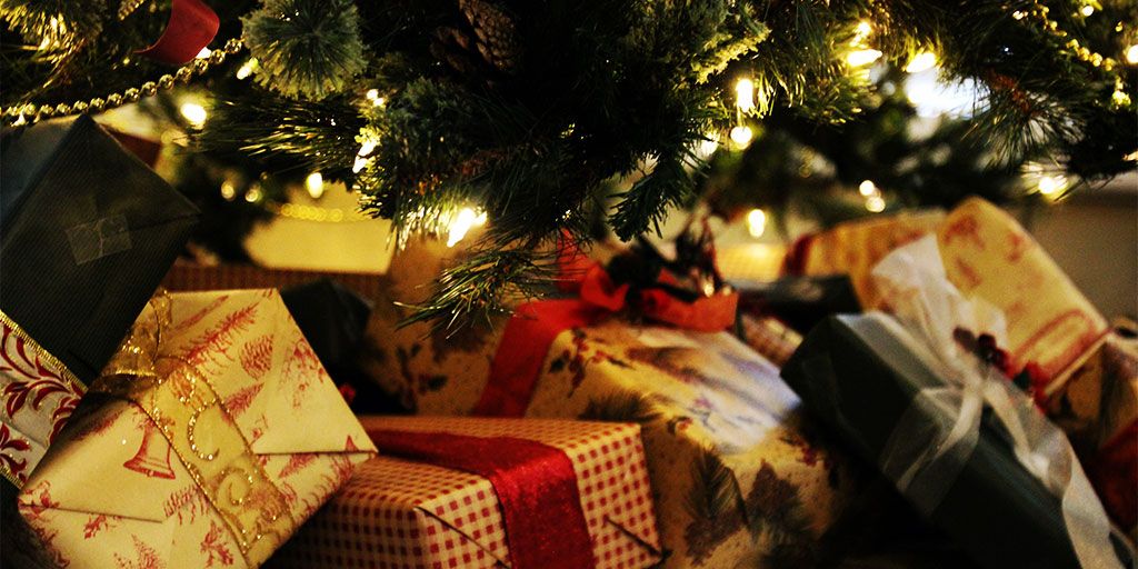 YourHomeUK1's tweet photo. So you're becoming energy efficient, greener-living and reducing your carbon footprint. But how about Xmas, what gifts can you buy that are sustainable? Here's a guide to the best eco-friendly gifts for 2020!: https://t.co/CdjrUGOui4 
•
#ukenergy #energybills #energyefficiency https://t.co/LJPuwz8aOn