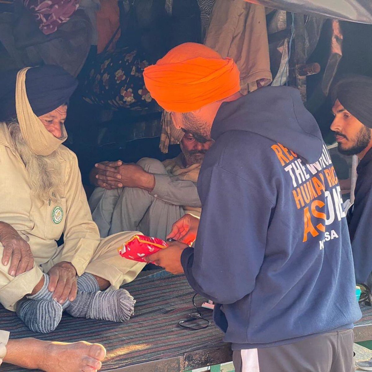 khalsaaid_india's tweet photo. ~HEATING PADS~

As the temperatures fall very low at Delhi borders, our volunteers are distributing heating pads to the elderly farmers protesting for their rights. 

Keep them in your prayers! 

#khalsaaidindia #heatingpads #farmerprotest #farmersupport https://t.co/4de2JU3mNC