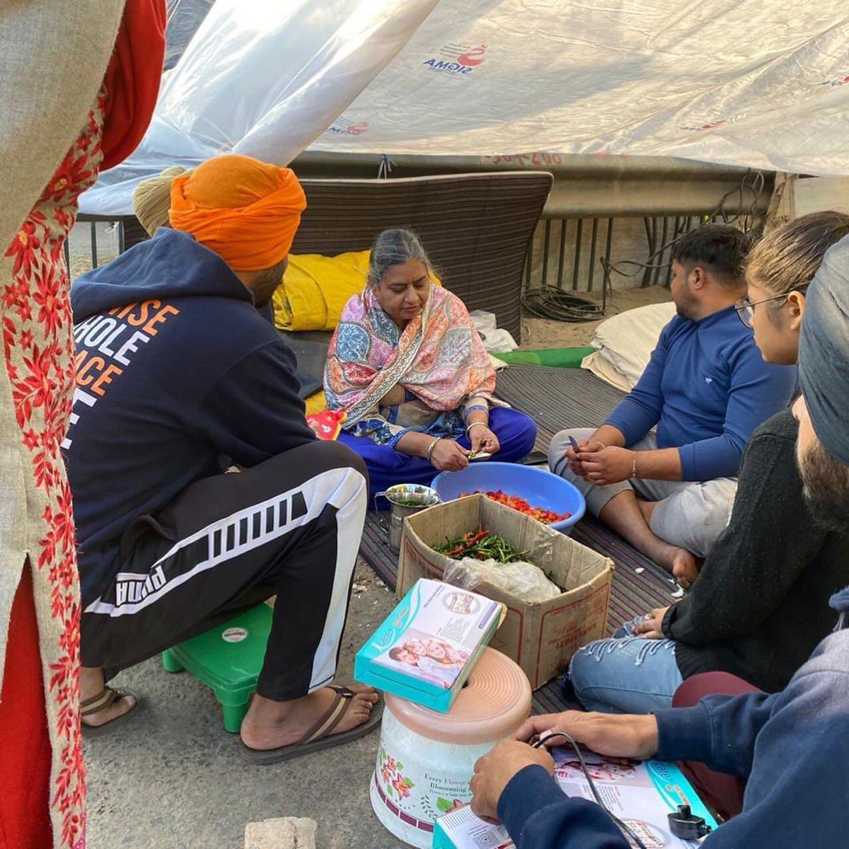 khalsaaid_india's tweet photo. ~HEATING PADS~

As the temperatures fall very low at Delhi borders, our volunteers are distributing heating pads to the elderly farmers protesting for their rights. 

Keep them in your prayers! 

#khalsaaidindia #heatingpads #farmerprotest #farmersupport https://t.co/4de2JU3mNC