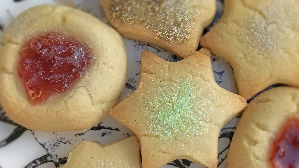 allergymumscouk's tweet photo. If you're looking for a Vegan Shortbread recipe then we've a couple of options for you! Take a look at our Christmas recipe roundup - there are lots of great vegan baking recipes. #vegan #veganbaking #baking #eggfree #allergies #dairyfree #veganshortbread #christmasfood https://t.co/SqdE5spuDo