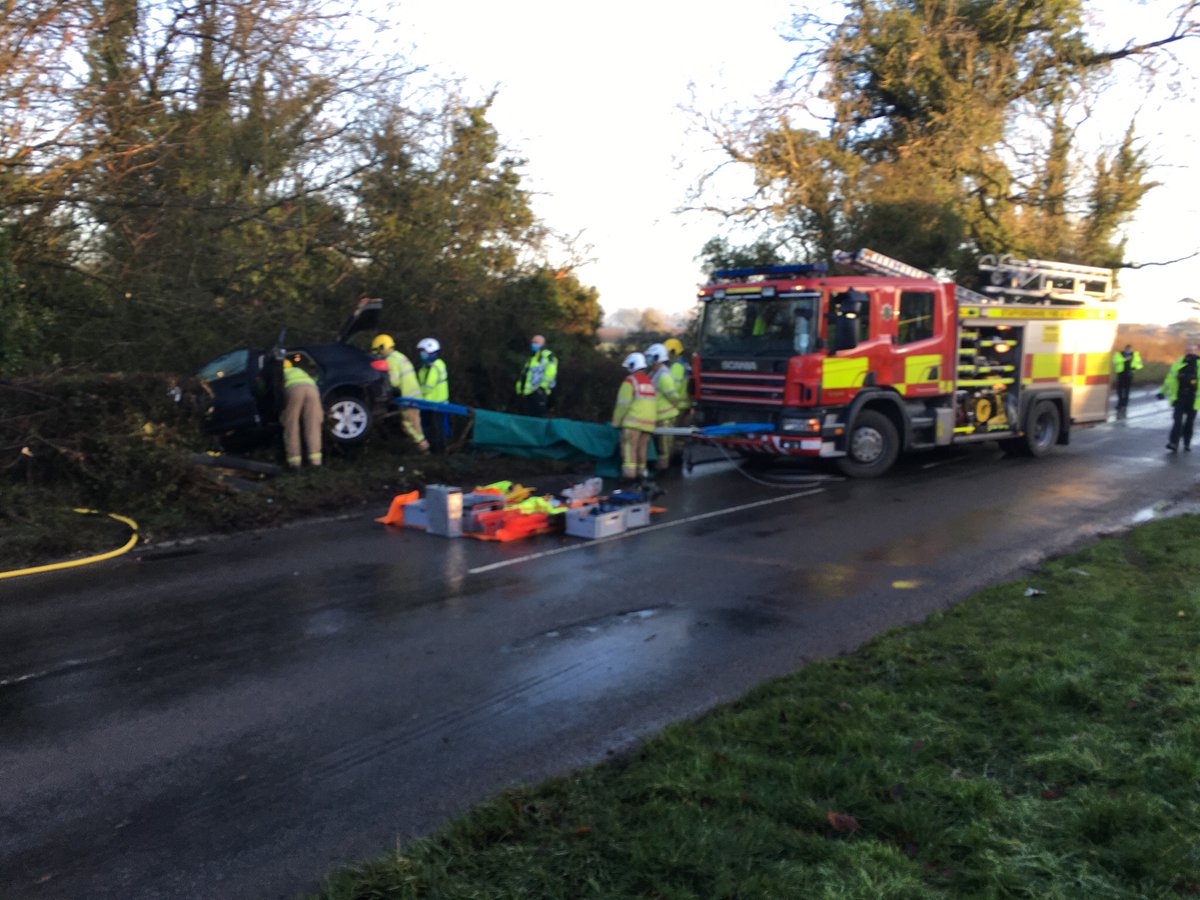 StaffsFire's tweet photo. Crews from #Burton &amp; #Tutbury working with @StaffsPolice @OFFICIALWMAS &amp; @MAA_Charity have released the driver of a car which left the road in #Fauld this morning. Driver taken to hospital by Air Ambulance. #JESIP in action @SWMFireControl https://t.co/BCzGtJWyjV
