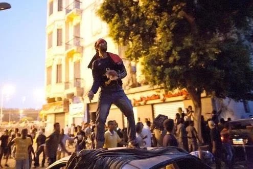 A distanza di dieci anni nei paesi simbolo delle proteste mancano ancora giustizia sociale, lavoro, libertà di espressione, pluralismo politico, rispetto per le minoranze, sviluppo economico diffuso.
Così in Tunisia, come anche in Egitto, Libia, Algeria.