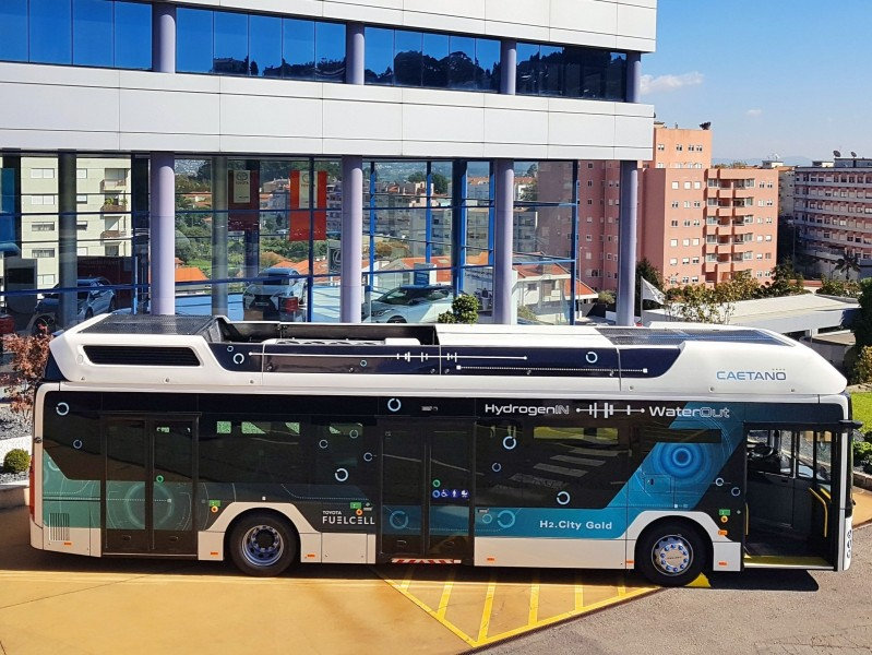 ToyotaPrensa's tweet photo. .@toyota_europe refuerza su alianza estratΓ©gica con #CaetanoBus y #Finlog en el sector de los autobuses de pila de combustible de #hidrΓ³geno. Soluciones de movilidad cero emisiones para seguir desarrollando la sociedad del hidrΓ³geno. https://t.co/YQ0JXkpelk https://t.co/iGxvq6CPL4