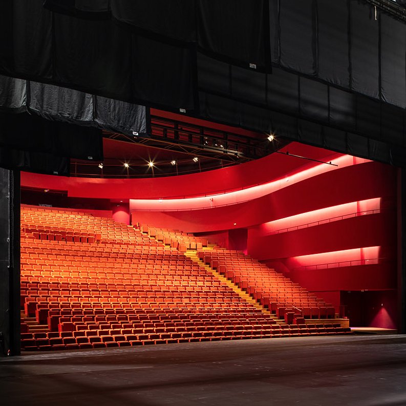 LA COMÉDIE DE CLERMONT-FERRAND SCÈNE NATIONALE • CLERMONT-FERRAND  • FRANCIA
Butacas de Ezcaray Seating del Modelo CASINO CF
Arquitectos: EDUARDO SOTO MOURA Y BRUHAT BOUCHAUDY
Escenografía: de KANJU
Fotografía: Copyright Mathieu NOËL
lnkd.in/e3R5CgS

#ezcarayseating
