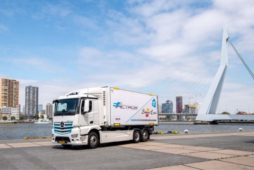 "As  #hydrogen  #fuelcells are out of the running in the car market, it will be very difficult for  #truck makers to make necessary R&D investments alone,"  #mobility expert Hacker  @oekoinstitut tells Clean Energy Wire in in-depth interview https://www.cleanenergywire.org/news/catenary-trucks-still-stand-chance-race-decarbonise-road-freight-researcher  #EnergyTransition