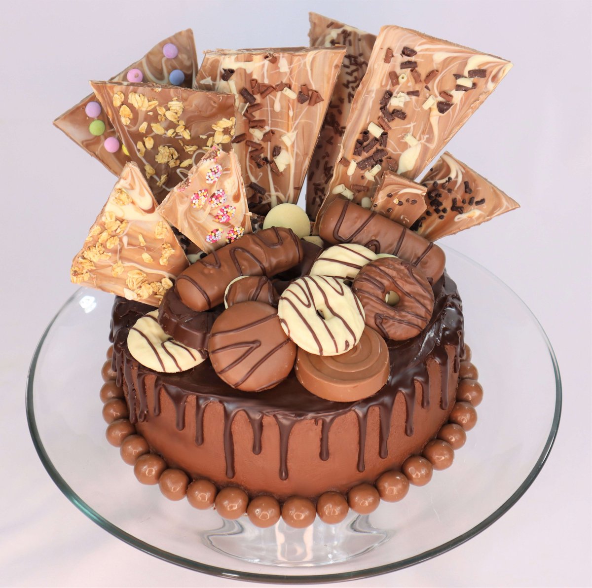 LoveFoodFeed's tweet photo. For the recipe click the link ⬇️https://t.co/fGuDZFAQEt
#chocolatecake #chocolate #chocolatecelebrationcake #bestcelebrationcakes #cake #homemadecakes #diycake #dessertideas #bestdesserts #birthdaycake #birthdaycakeideas #homebaking #youtuber #Jenniferkatie #food #foodhacks https://t.co/w0bmbTjcjo