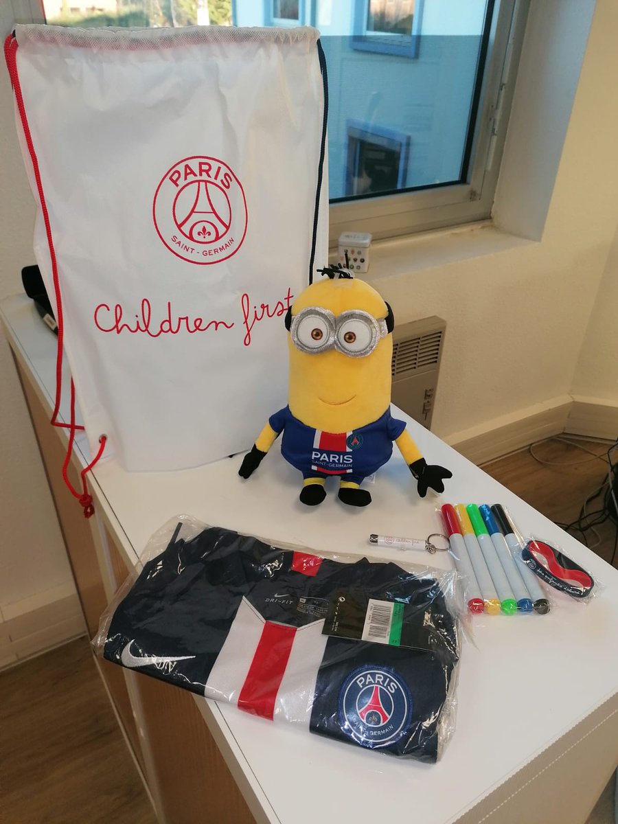 AssoReves's tweet photo. Un immense merci à la @FondationPSG d'avoir pensé aux enfants qui attendent la réalisation de leurs Rêves ! ❤️
7 rêveurs ont reçu un petit cadeau de Noël en avance 🎄
#FaiseursdeRêves #MerciPourEux https://t.co/uCCm5l51UX