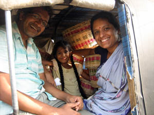 The story of Swades is inspired in part by the lives of Aravinda Pillalamarri and her husband Ravi Kuchimanchi, who were successful academics in the USA, but left their comfortable jobs to return to India to help in the Narmada Bachao Aandolan.