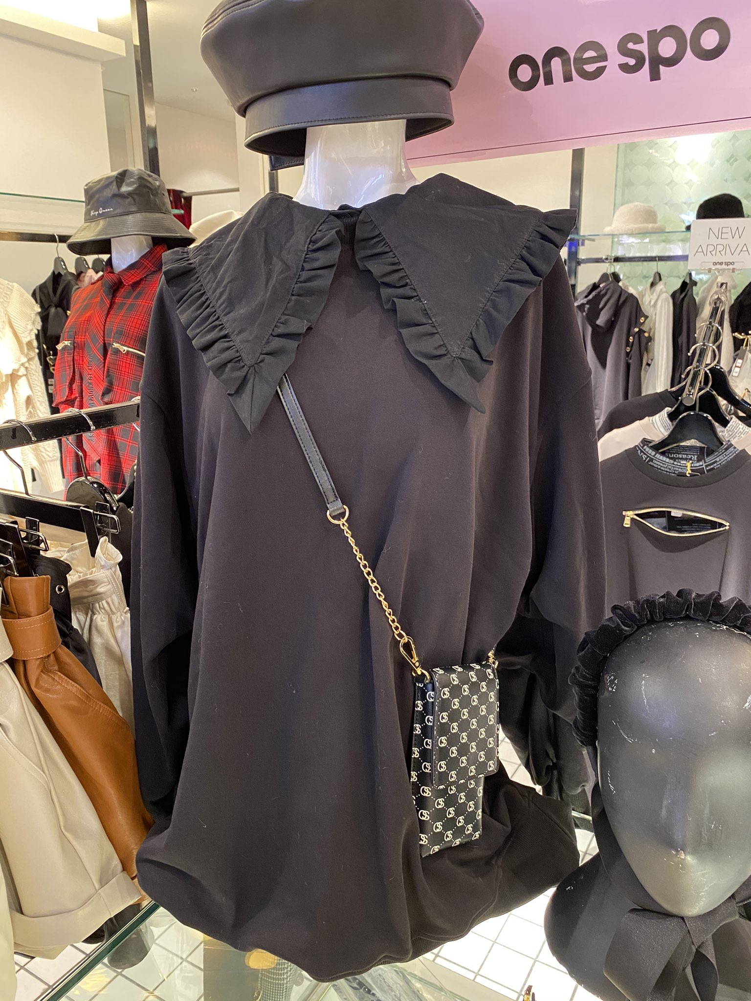 One Spo渋谷109 New In フリルカラートレーナーワンピースの襟がブラックとなり新発売 ホワイトよりも大人っぽく 他にはないフリルカラーを楽しめる一枚です フリルカラーは 取り外し可能でつけ襟としてもお使い頂けます Onespo T Co One Spo渋谷109 New In フリルカラートレーナーワンピースの襟がブラックとなり新発売 ホワイトよりも大人っぽく 他にはないフリルカラーを楽しめる一枚です フリルカラーは 取り外し可能でつけ襟としてもお使い頂けます Onespo T Co