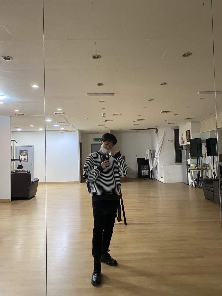 7OC_official's tweet image. [#이솔]

다들 맛저하세요👍😎
추우니까 감기조심😊

#세븐어클락 #영훈