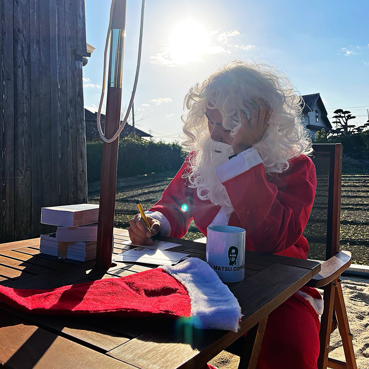 shotamatsuoka3's tweet image. ランダムボックスの鬼の梱包作業が始まる前。
注文頂いた皆様にマツタクロースから渾身の一言メッセージを書いてます🎄🎅✨
マツタクロースの話によると、年々文章を簡潔にしているとの事です。
決して書く人数が多すぎてサボってる訳ではないそうです😇
#EVOLE #ランダムボックス #マツタクロース