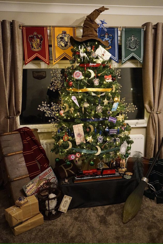 TheHPfacts's tweet photo. Harry Potter Themed Christmas Tree 🎄⚡️ https://t.co/hM36k7bvBj