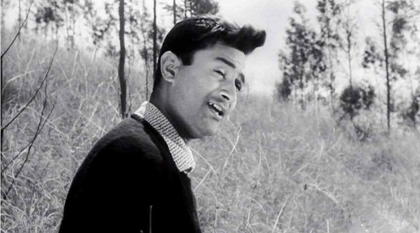 In the scene leading up to the song "Yun Hi Chala Chal Rahi", we see  @iamsrk listening to 2 Dev Anand classics - Khoya Khoya Chand and Akela Hun Main Is Duniya Me.