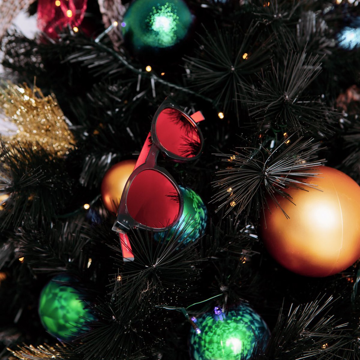 StingEyewear's tweet photo. Quest'anno dai una sferzata playful al tuo albero di Natale con un addobbo originale 🎄
#StingEyewear #Freestyler1 https://t.co/keaUW00ldN https://t.co/ORc7ZCKpOJ