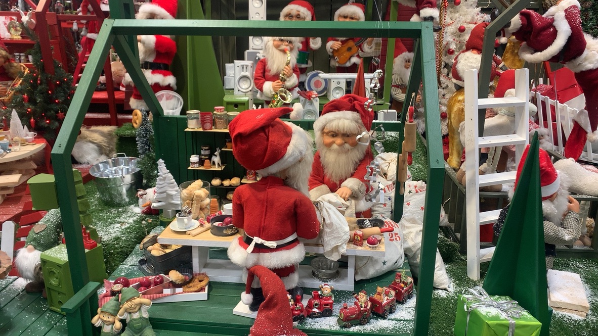 アイスランド北欧便り クリスマス用の電飾が切れたので 買いに出た たまたま行った店の一角に動くクリスマスピープル のディスプレイ クリスマスらしい雰囲気は出るけど 近づくとかなりのキモカワ アイスランドのクリスマス 猫が子供を