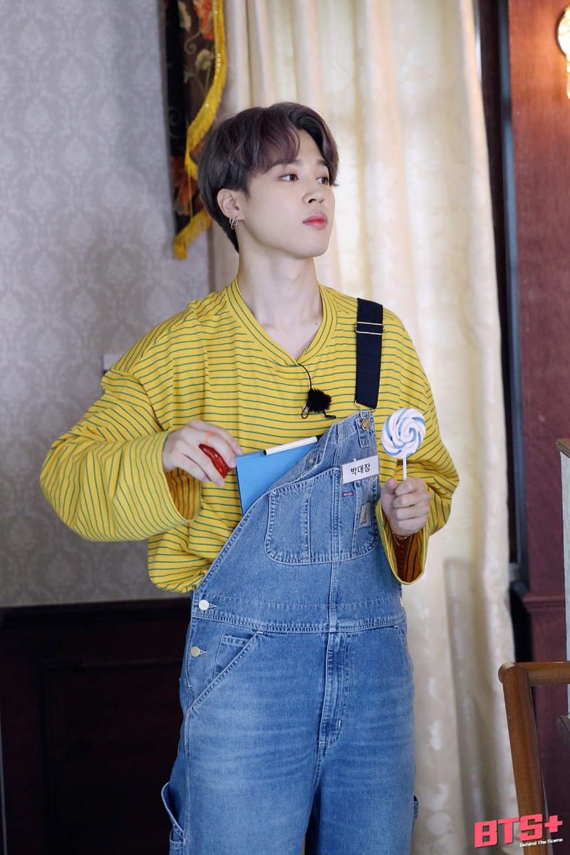 jiminshi2001's tweet photo. Minion is very similar to jimin in real life.Bob always carry around a teddy bear with him while jimin in the recent episode carry around a lollipop
#jiminandwho https://t.co/k3AYQjoW4A
