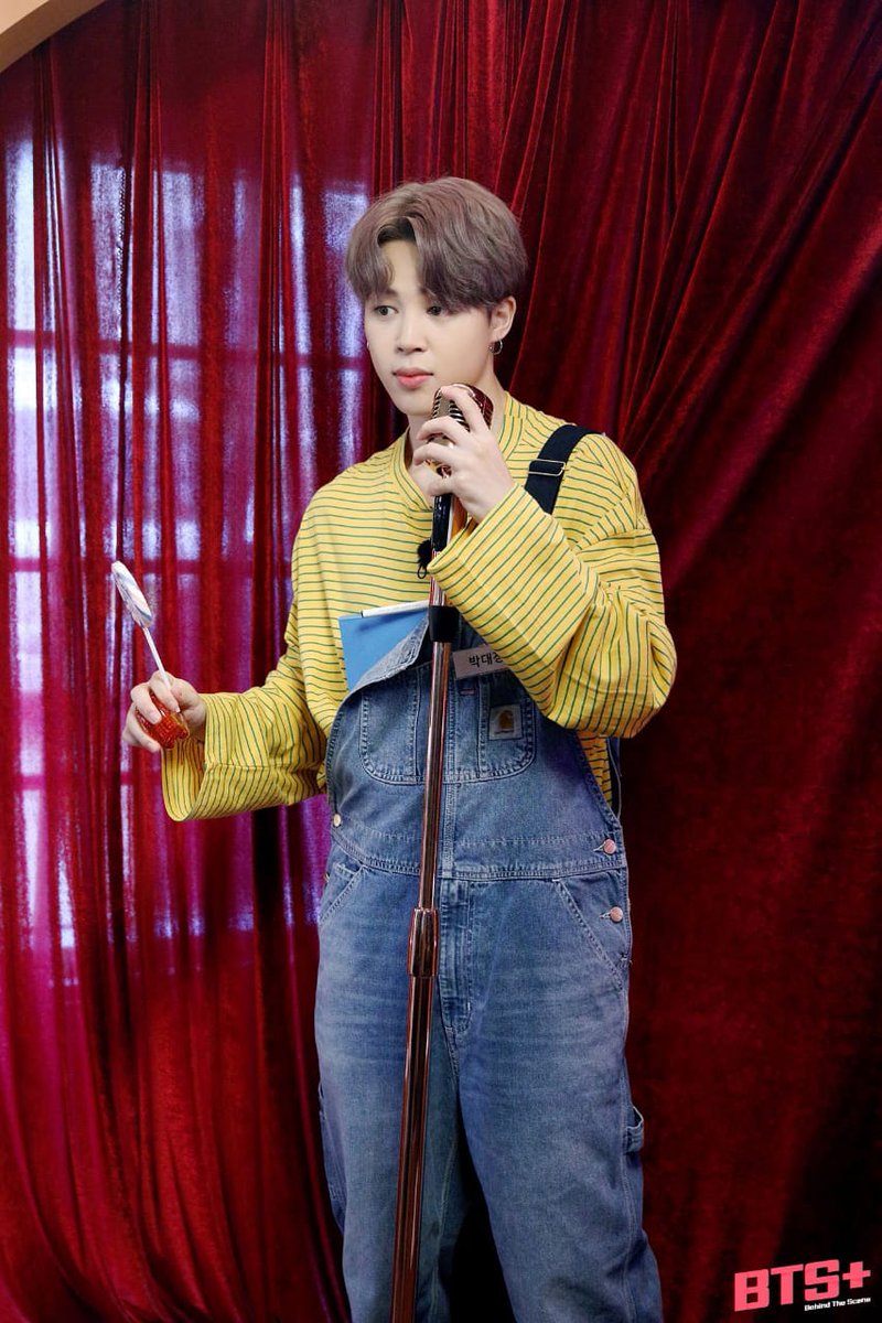 jiminshi2001's tweet photo. Minion is very similar to jimin in real life.Bob always carry around a teddy bear with him while jimin in the recent episode carry around a lollipop
#jiminandwho https://t.co/k3AYQjoW4A