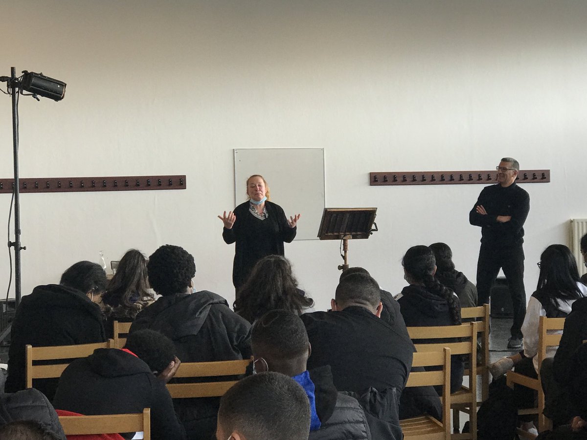 GDichamp's tweet photo. Lecture de Enfance de Nathalie Sarraute au Collège Magellan ⁦@ChanteloupLV⁩ ⁦@LeMontansier⁩ avec La Cie Théâtre en Partance https://t.co/fiyDWlRGM3