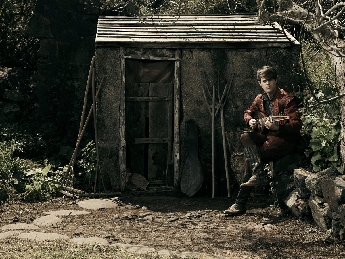 NetflixGeeked's tweet photo. It's been a long year, you deserve this Jaskier photo shoot. https://t.co/izo3Bz1KI6