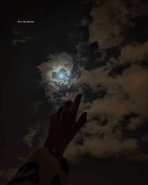 music_zaman's tweet photo. يبدو وأن الغيوم قد وَقعت في حُب القَمر .. https://t.co/ciNBsU8Gk6