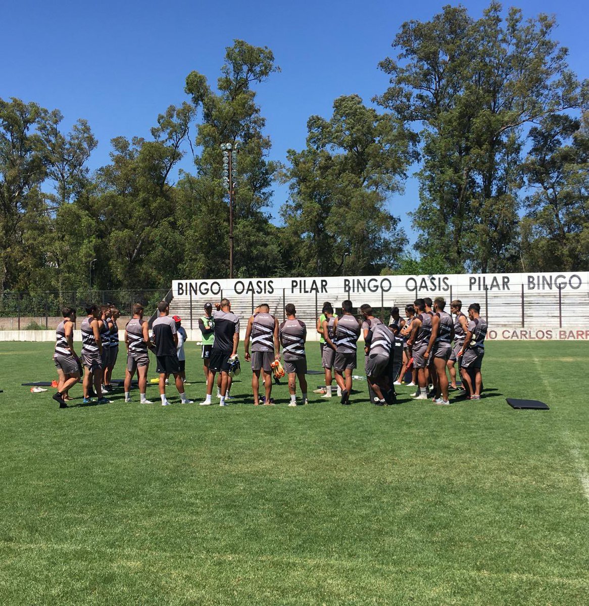 RealPilar_FC's tweet photo. #Entrenamiento ⚪️⚫️⚪️

💫☕️ ¡Buen día, #RPFans !

Soleada mañana en Pilar☀️el Rey ya entrena en La Fortaleza 🏟

Déjales un mensaje de aliento usando el hashtag #RPFans 

#APorEseAscensoRey  🆙 https://t.co/ziioUhB9ny