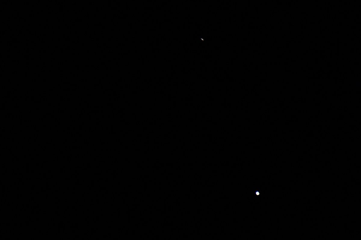 KurarKey's tweet photo. 木星・土星大接近を前にして三日月がコラボ
2枚目は等倍
#木星土星大接近
#超大接近
#惑星
#土星
#木星
#三日月
#集合
#夜
#星
#東京カメラ部
#写真好きと繋がりたい
#ファインダー越しの私の世界
#JupiterSaturnclose
#Superclose
#Planet
#Saturn
#Jupiter
#CrescentMoon
#set
#Night
#star
#450mm https://t.co/f1xkK2mJEe