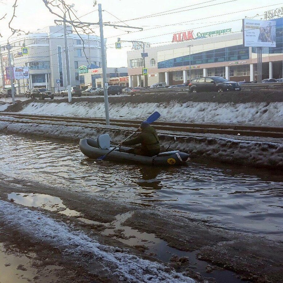 Local gondolier full of hope for 2021 tourism season in St. Petersburg, "The Venice of East"