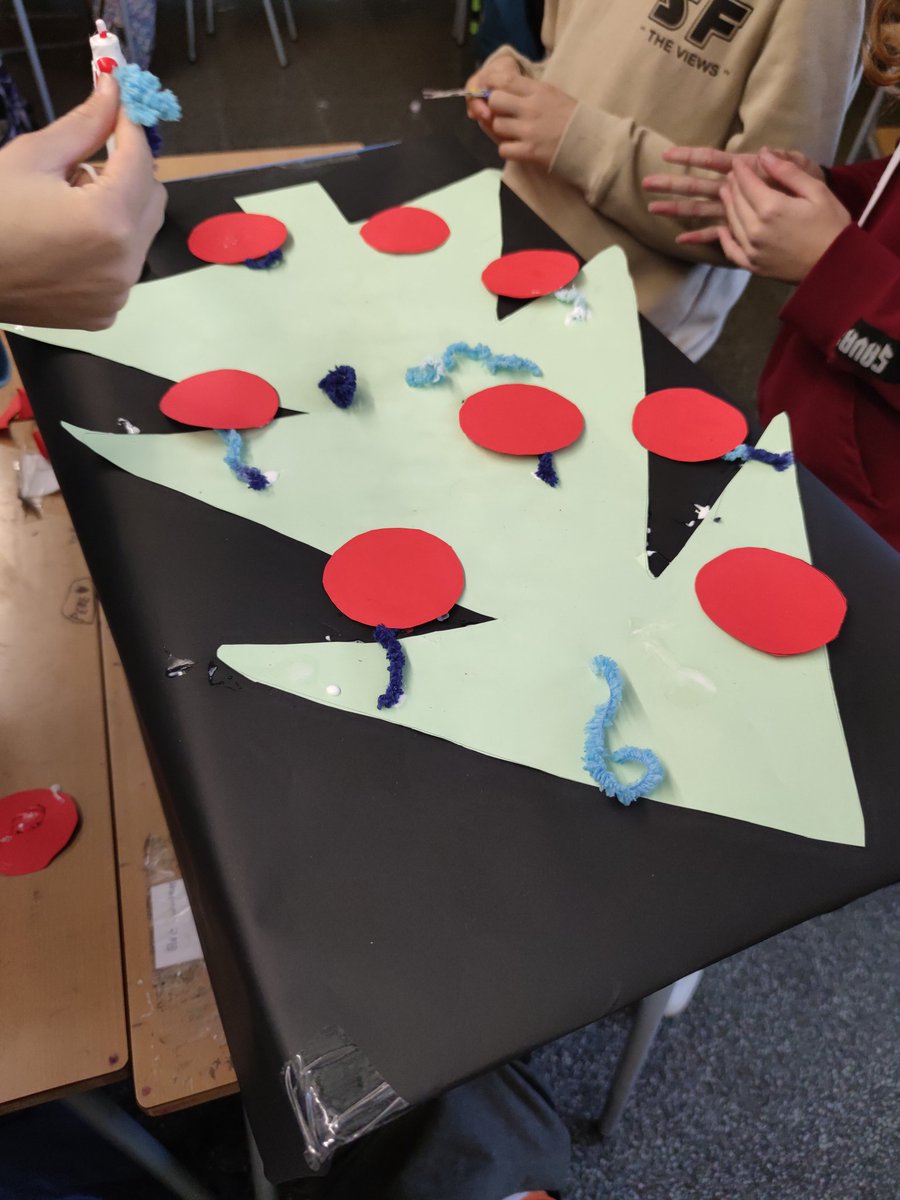 Docentsheviates's tweet photo. A #tutoria2Ceso de @InsMatadepera ens preparem per la Festa de Nadal ambientant la classe, treballant en equips i tot decidit per assemblea pells propis alumnes. 

#esticinloveambelmeugrup #Nadal2020
#houhouhou #cagatio #reisdorient #reinesdorient #PapaNoel #mamanoel https://t.co/J45HVyptzw