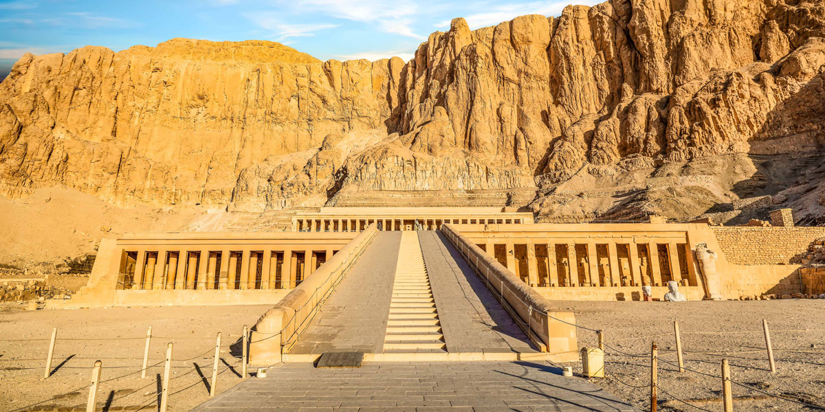 3/102Djeser-Djeseru, also known as the mortuary temple of Hatshepsut in Upper Egypt also dates to 1400 BC. Over 500 years older is the nearby Mentuhotep II, also a mortuary temple. Both were dedicated to the cult of Amun Ra, besides their respective pharaohs.