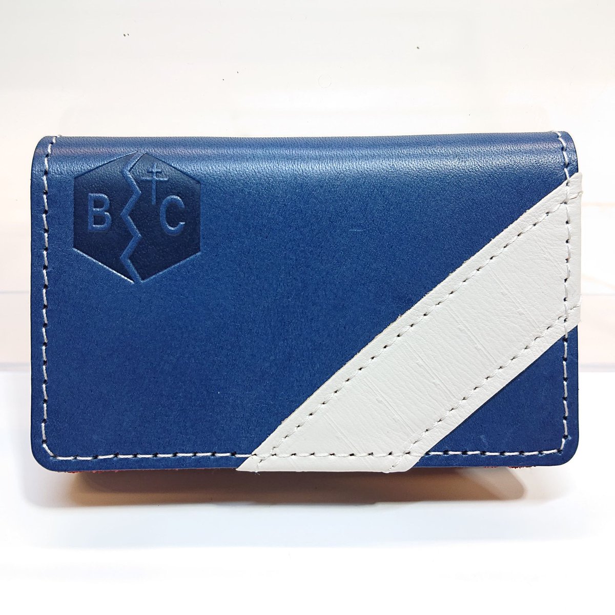 大洗ガルパンギャラリー 最後に本革名刺入れです 革と配色は 先の長財布 ミニ財布と同じ作りです 青の表をめくると内の赤が見える仕組みになっており 無難な青い名刺入れに見えて ちょっと変わった印象を与える一品です お仕事にも私用にもお使い