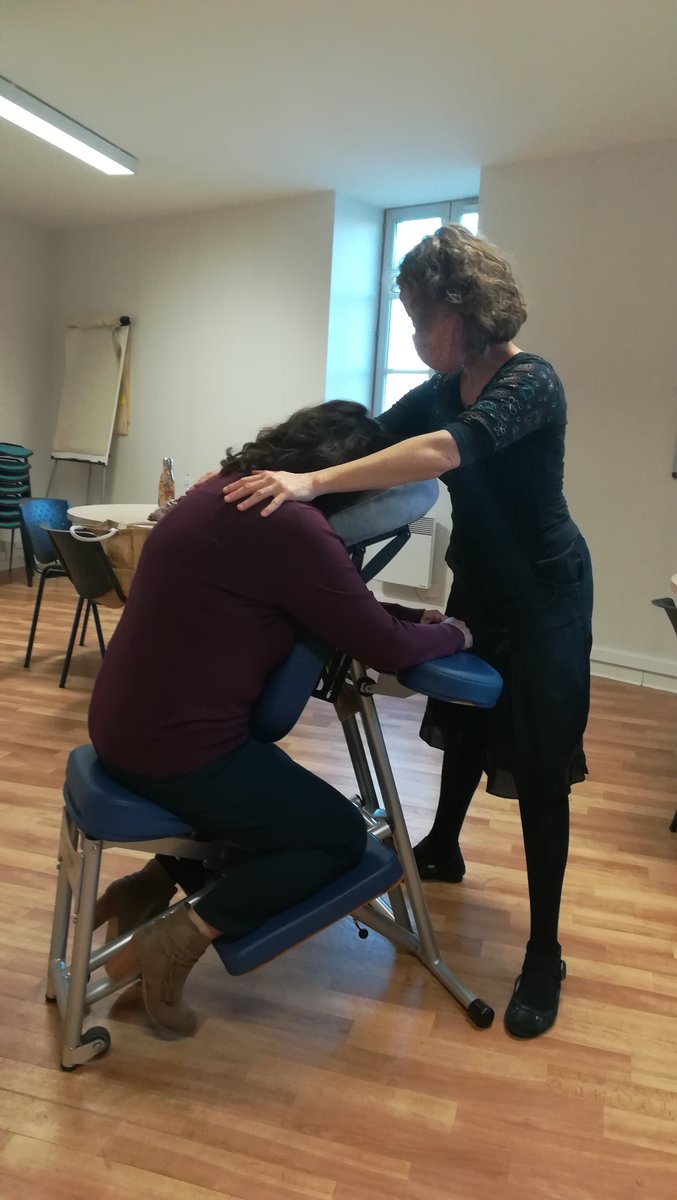 AIDOM10's tweet photo. Cette année, pour Noël, les salarié(e)s ont eu droit à des chocolats mais aussi à une séance de massage Shiatsu, très appréciée !! https://t.co/om7NnhfXJQ