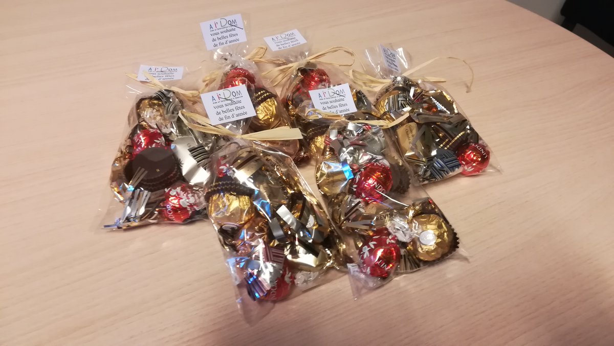 AIDOM10's tweet photo. Cette année, pour Noël, les salarié(e)s ont eu droit à des chocolats mais aussi à une séance de massage Shiatsu, très appréciée !! https://t.co/om7NnhfXJQ