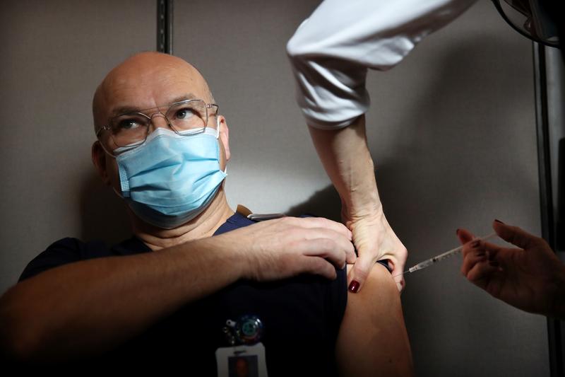 COVID-19 kills daily record 3,580 in U.S. as second vaccine nears approval reut.rs/3mtlRxZ