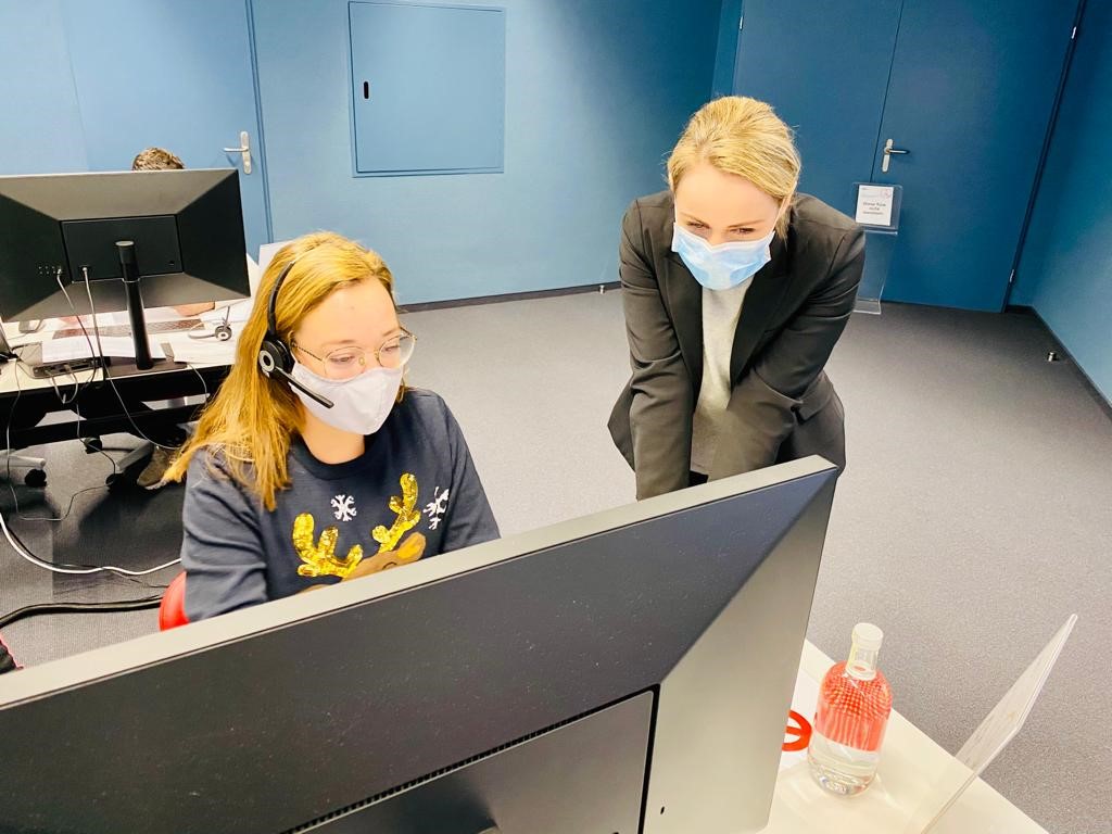 Gesundheitsdirektorin <a href="/NatalieRickli/">Natalie Rickli</a> dankte heute den Contact Tracern des Kantons Zürich am zweiten Standort in Pfäffikon für ihren grossen Einsatz. Aktuell werden jeden Tag  5'000 bis 6'000 Telefongespräche durchgeführt und tausende Emails verarbeitet. #CoronaInfoCH