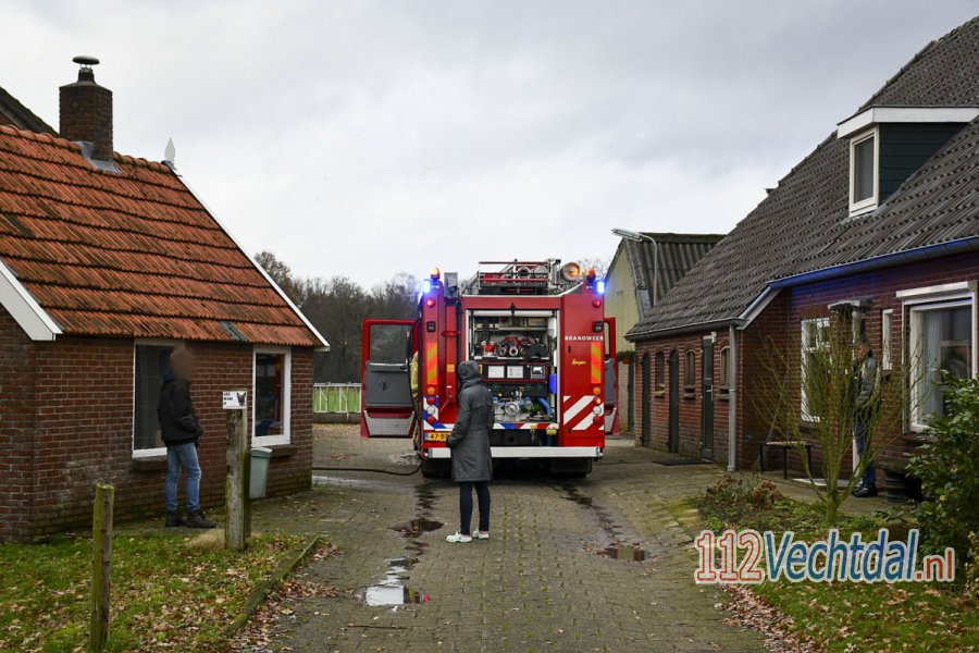 Bewoner #DenHam gaat brand met poederblusser te lijf. 112Vechtdal.