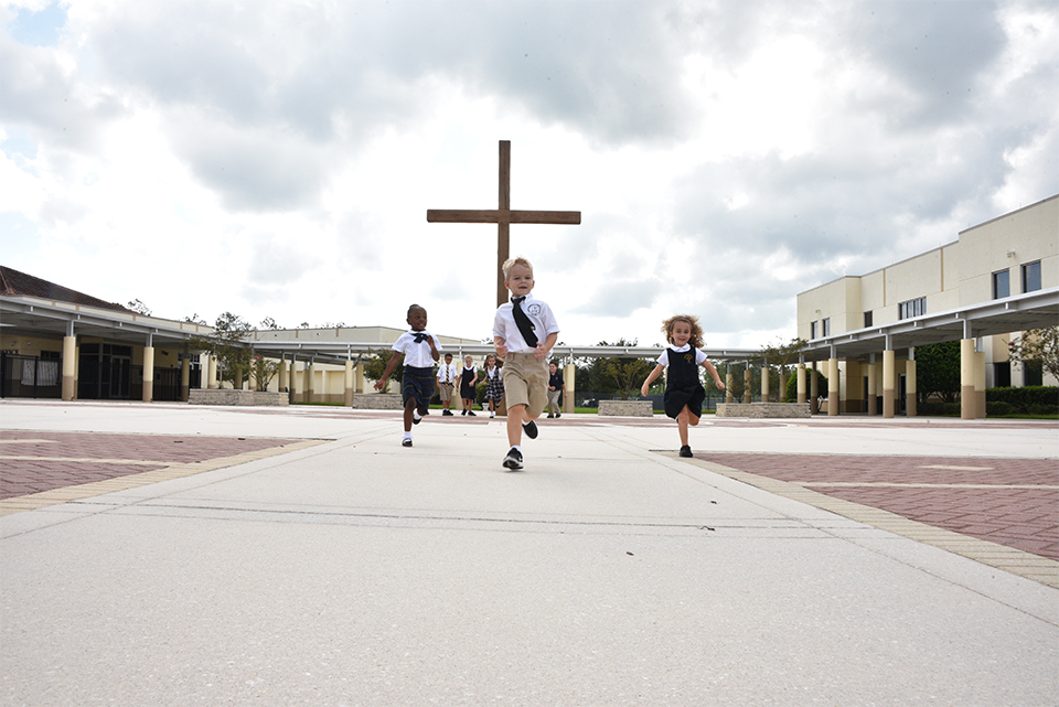 We teach our #students to think critically and creatively, encouraging them to embrace their full potential and helping them grow into well-balanced leaders. ow.ly/I1D650CO6Of 📚