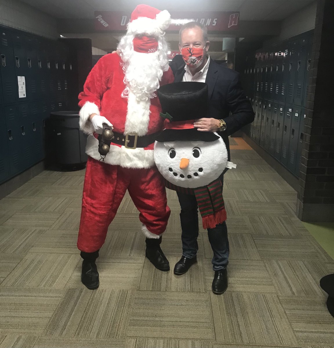Santa Claus and Dr. Davis made a surprise visit to West Elementary along with Frosty!  ⁦⁩