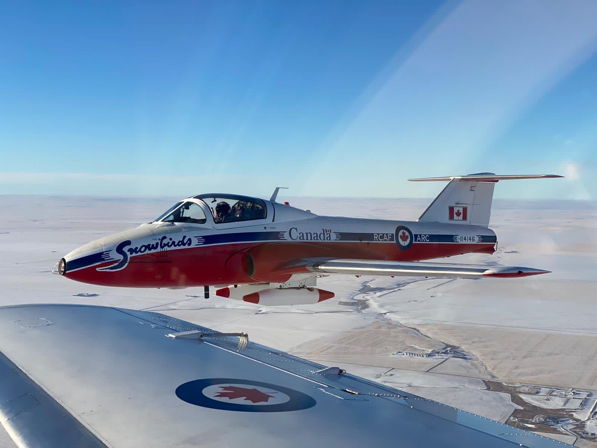 SnowbirdsFC's tweet photo. C’est presque vendredi! Voler vers le week-end comme...😎 #volenformation #cieldesprairies #snowbirdsfc #arc
📸 Maj Wickett https://t.co/Ive3IQJRf2