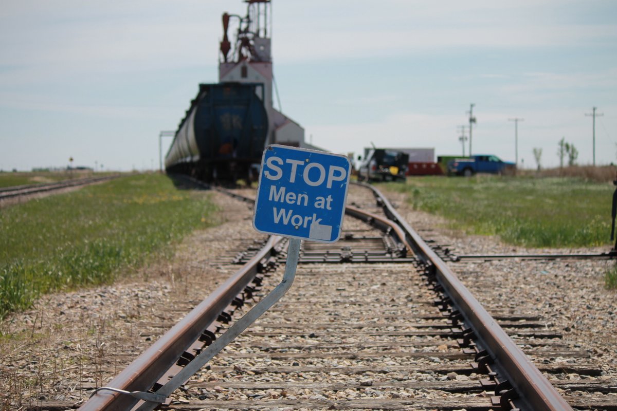 StandardRail's tweet image. Friendly reminder to tag and lock out your line if you are working! It's for everyone's safety and piece of mind!

#railsafety #worksafe #tagout #railcar #repair