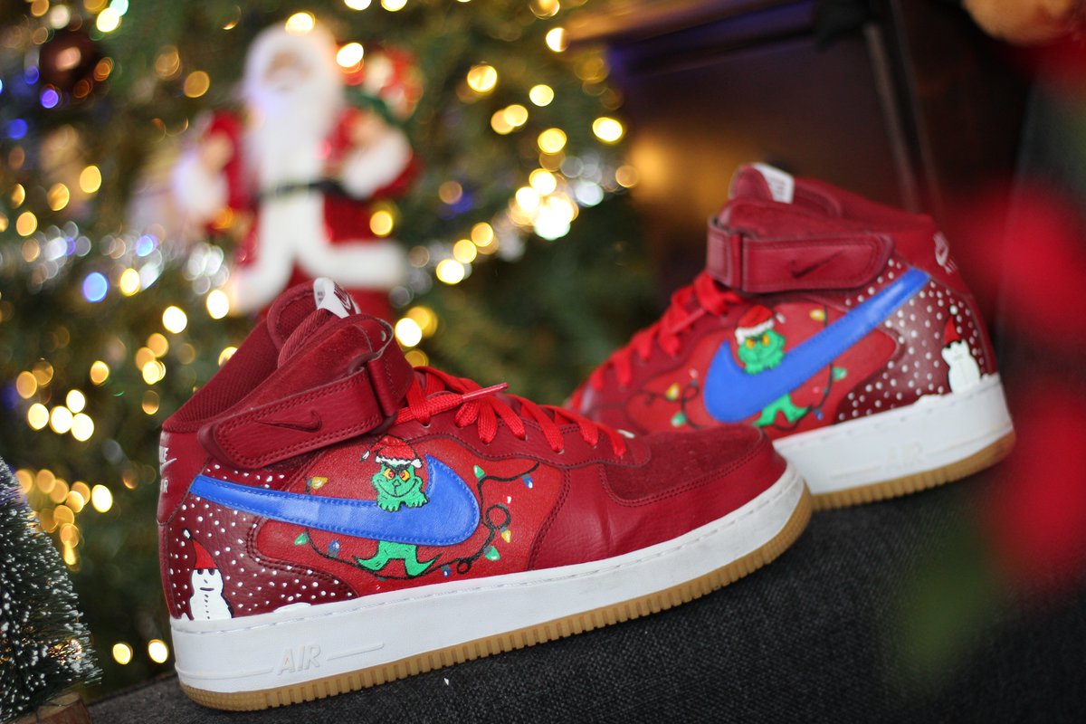 Thuis alles versierd...Ik dacht pak mijn schoenen ook gelijk mee. #customsneakers #angeluspaints #thegrinch